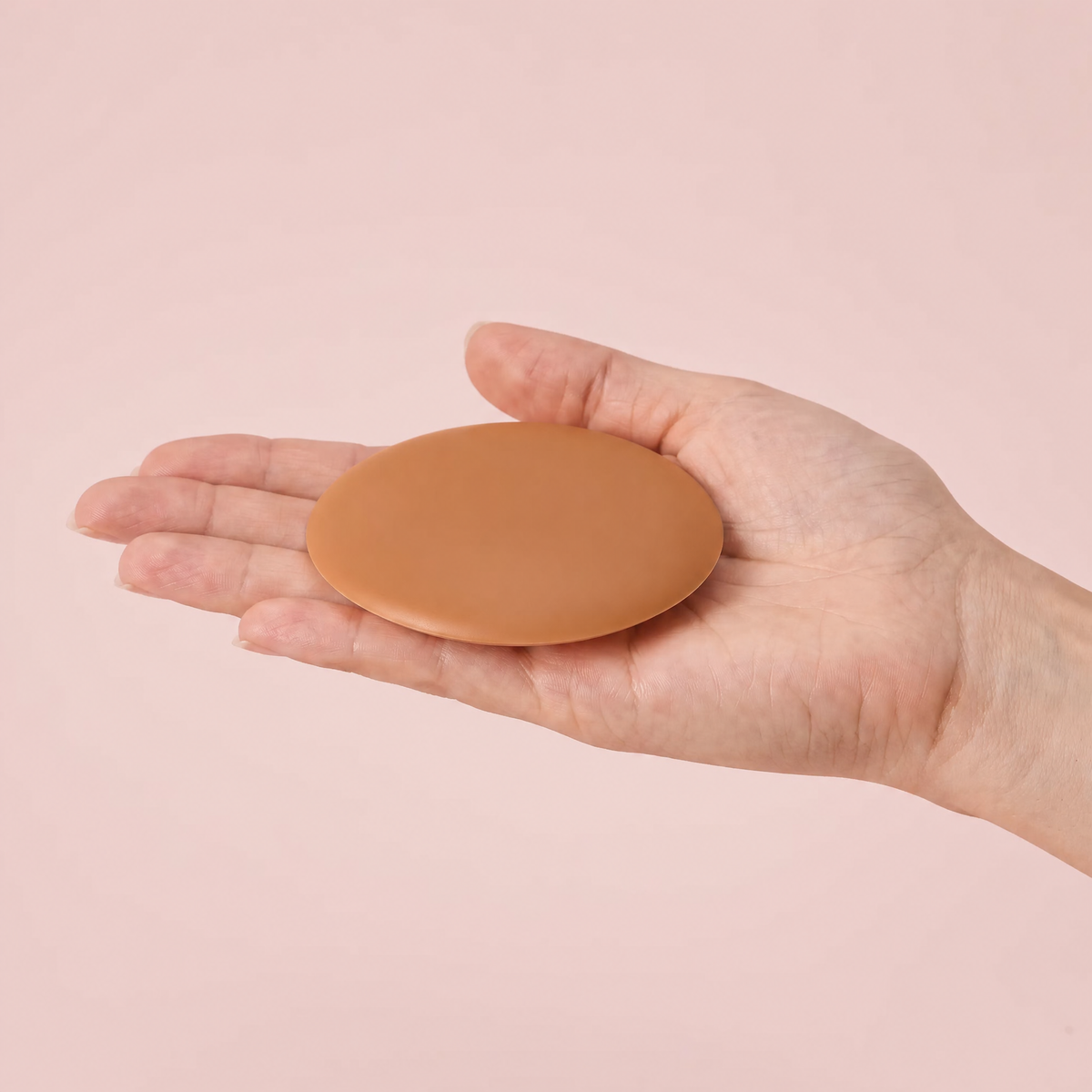 The Sculpt Round cover in Caramel on an open hand to show its true size