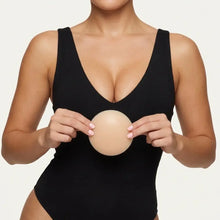 Woman holding The Sculpt Round cover with both hands